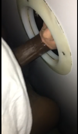 Weiße Frau saugt bbc an Gloryhole 2