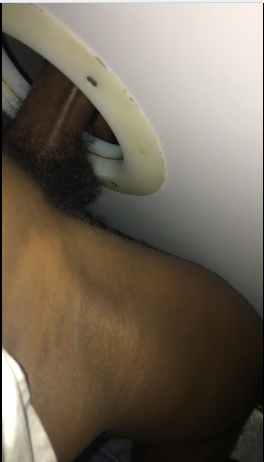 Weiße Frau saugt bbc an Gloryhole 3
