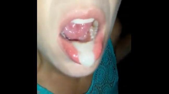 Mamma calciatrice che si gode la compressione dello sperma nel buco della gloria 1 di 6 2