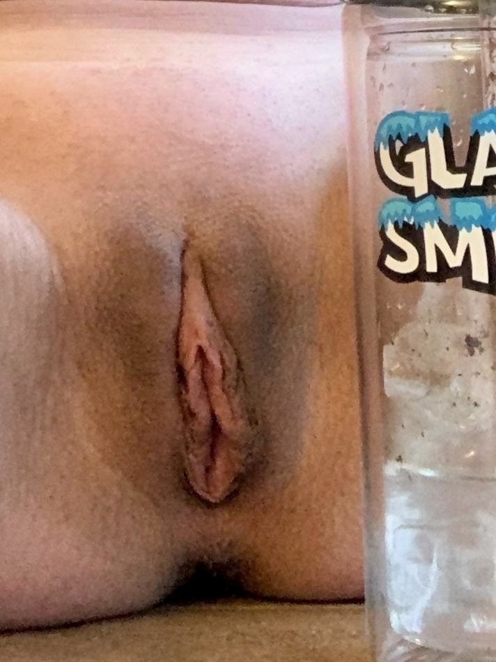 Ribald Nerdy Sanduhr Hippie Hoe enthüllt ihre große weibliche Muschi und braunes Rückenrohr 11