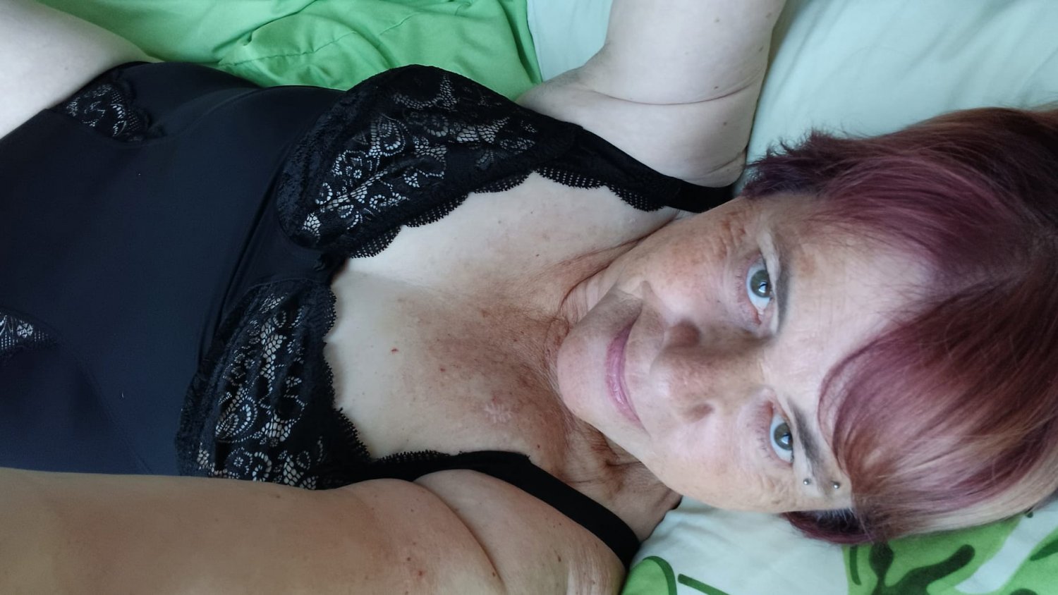 Deutsche Hure Oma Creepshots Titten Sperma Vagina lange Lippen große Vulva 5