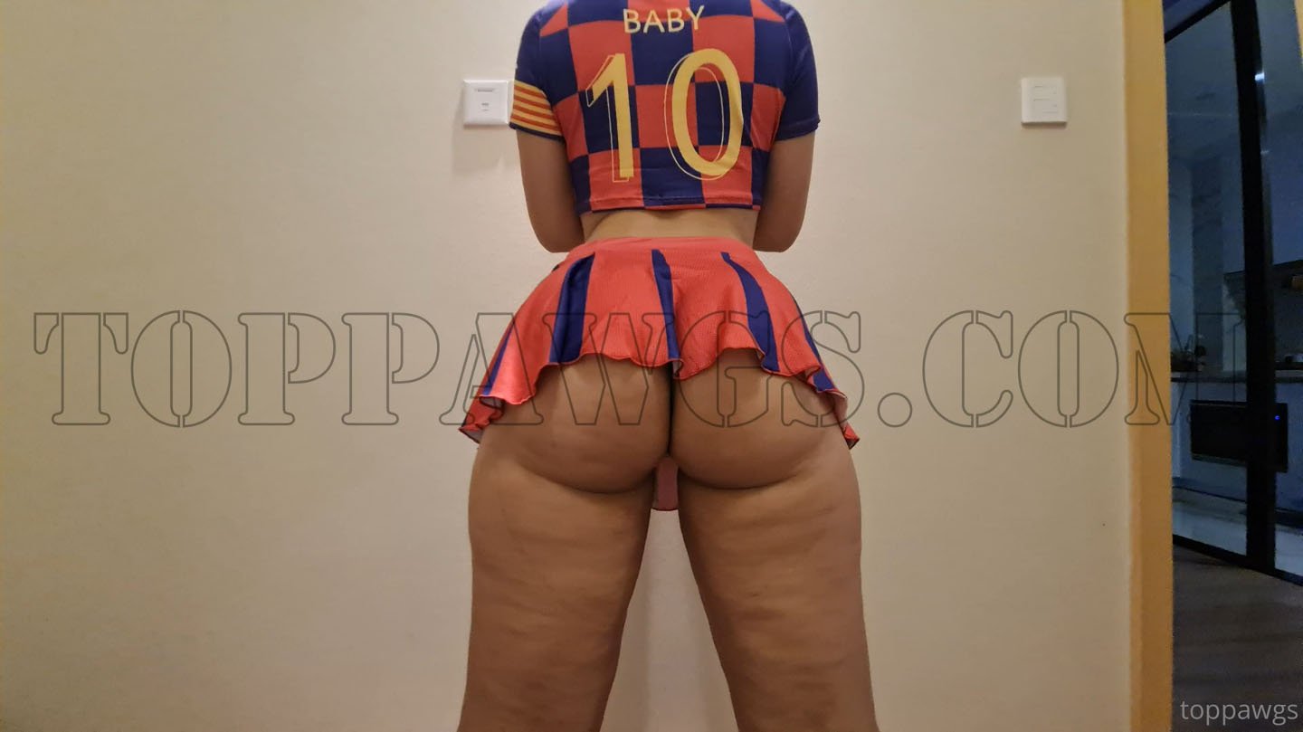 Dominant Chinese Cheerleader Shows Off Her Wild Side in Cosplay 1