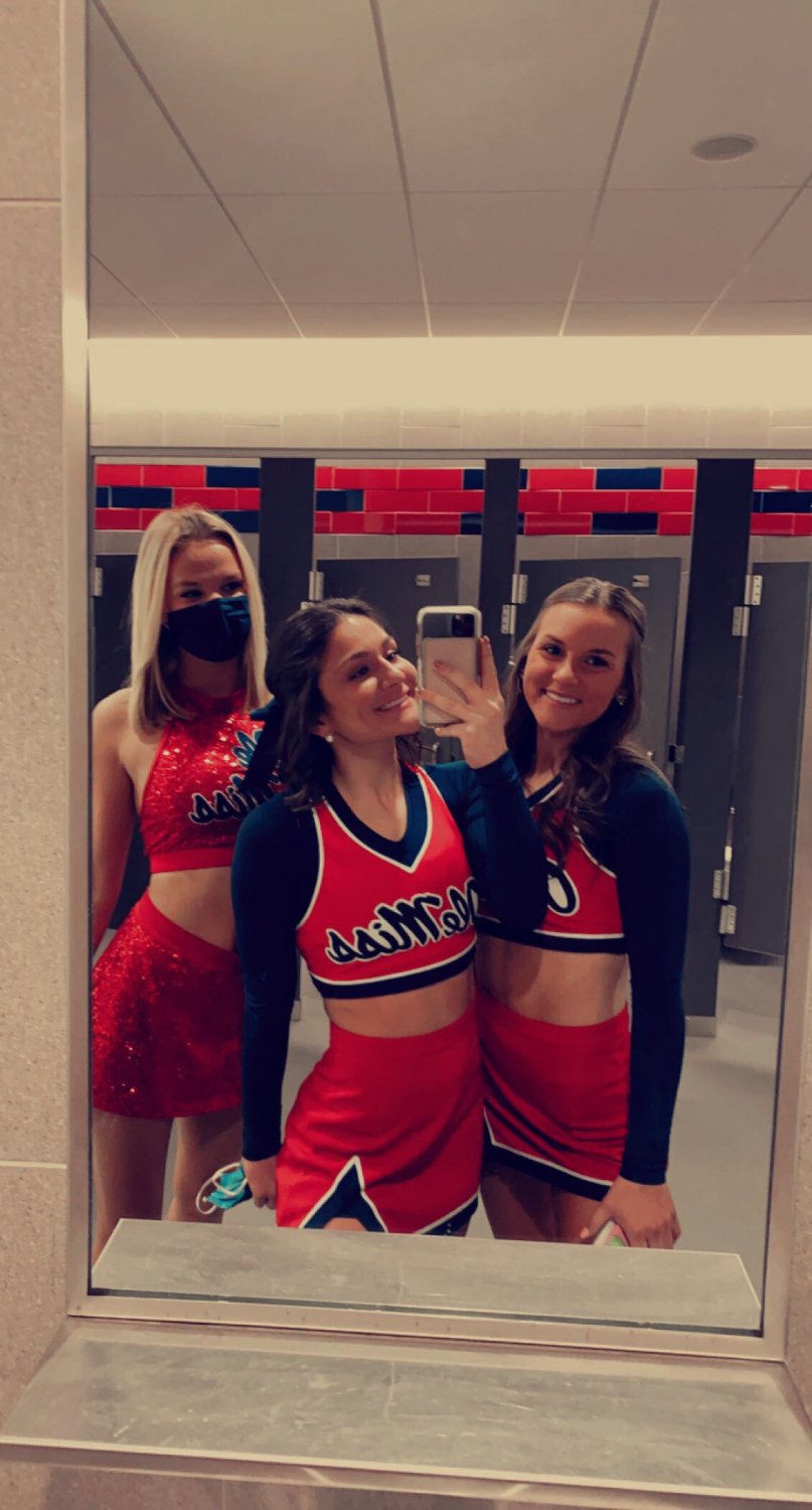 Alyssa war eine tolle Cheerleaderin von der U of Mississippi! pt 1 von zwei 37