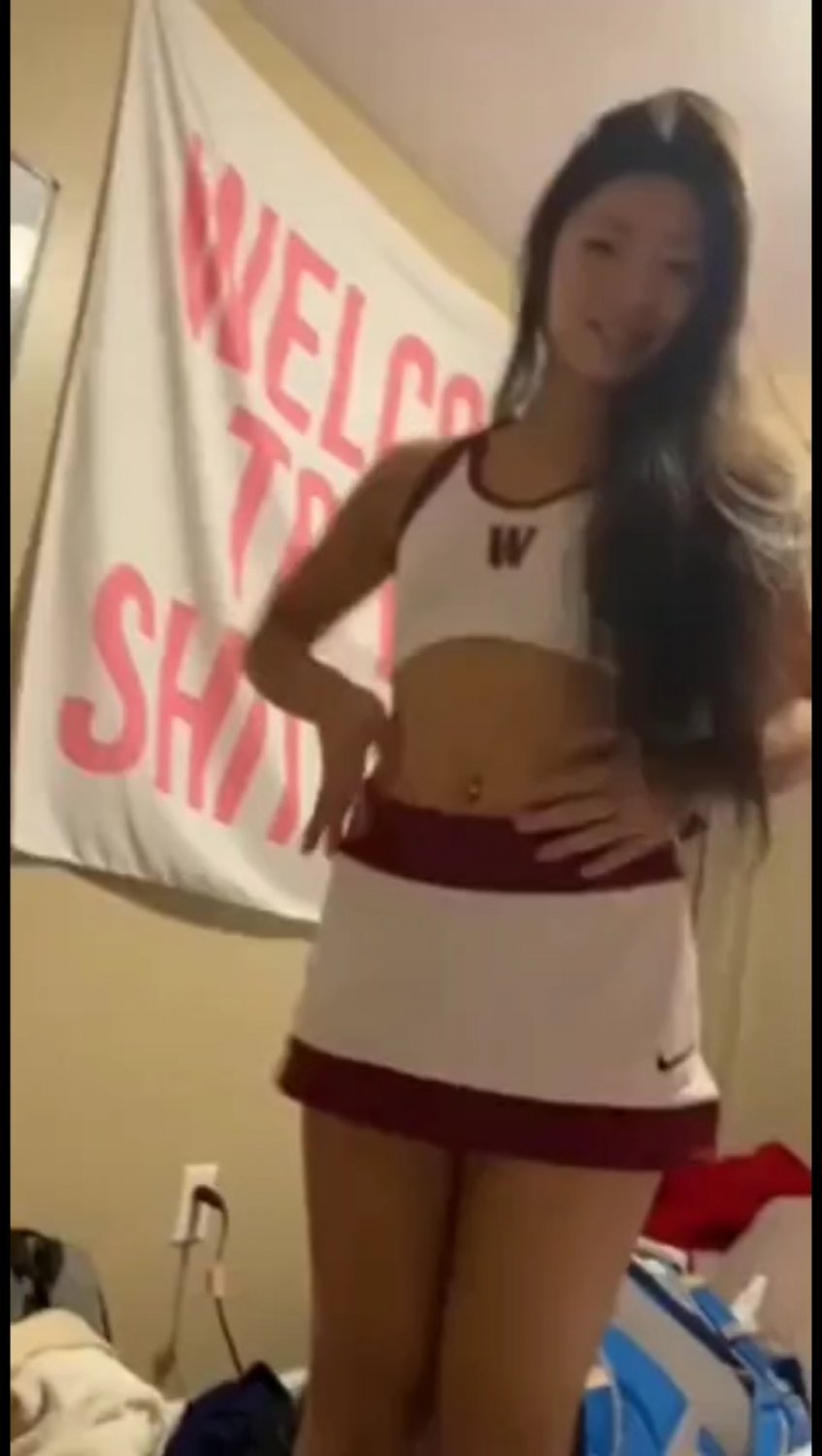 Mini orientalische Cheerleaderin liebt weißen Penis 1