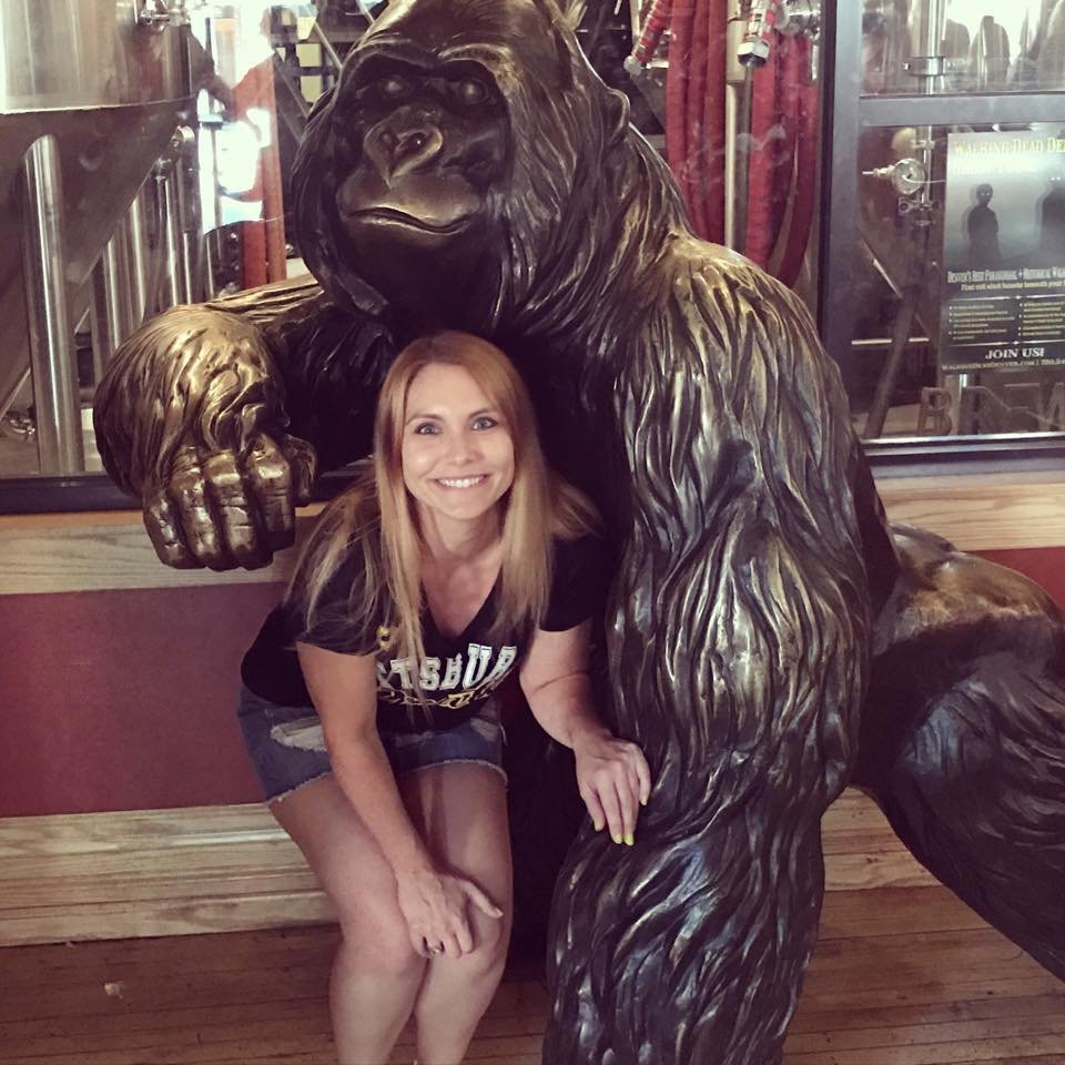 Esposa una vez dio permiso para que capturasen sus coquetas tetitas y su tatuada puerta trasera en fiesta casera 4