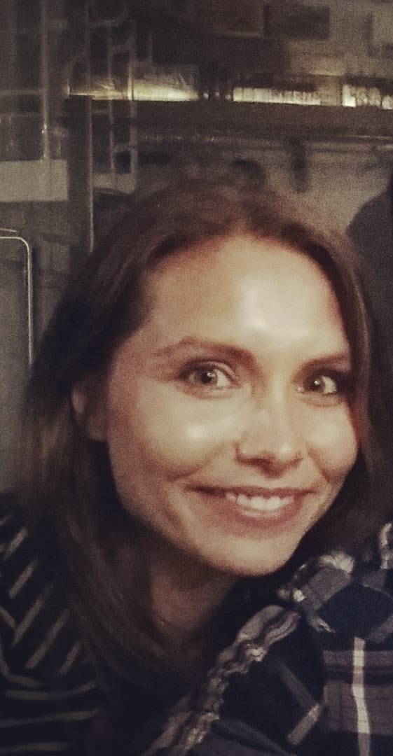 Esposa una vez dio permiso para que capturasen sus coquetas tetitas y su tatuada puerta trasera en fiesta casera 8