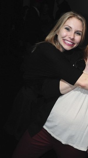 Esposa una vez dio permiso para que capturasen sus coquetas tetitas y su tatuada puerta trasera en fiesta casera 12