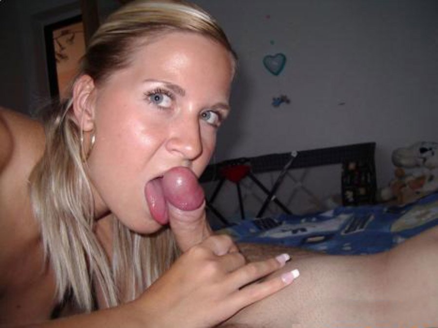 Urocza jasnowłosa żona pozuje i ssie 31