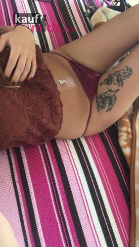Turkish milf Aysuncuk hottie snaps selfie on Periscope 11