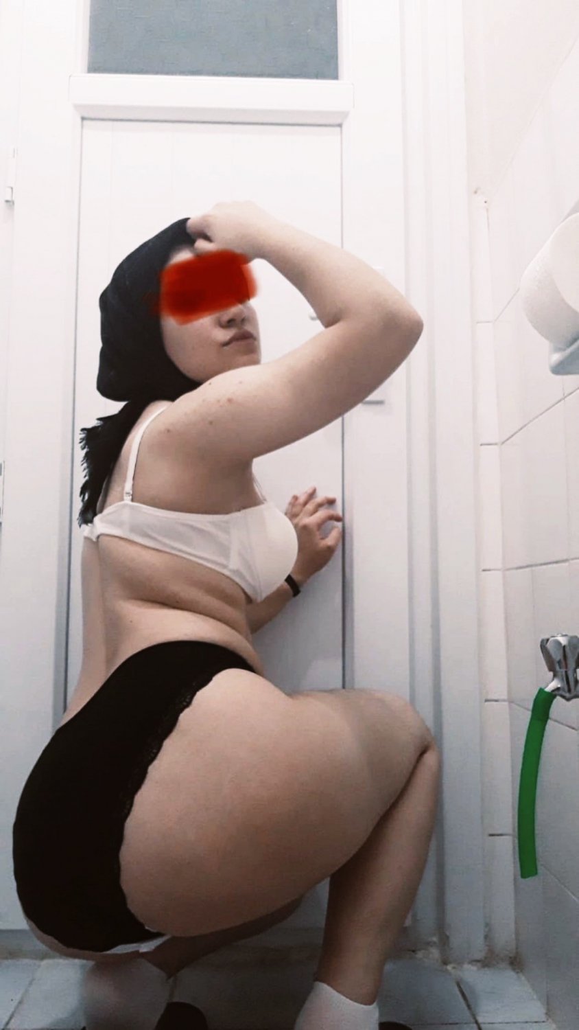 Big-Booty Turkish Lovebird Teases Ass in Girl Fuck 31
