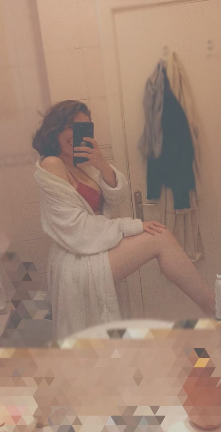 Brune, corps sexy, turque, partie à la fois 43