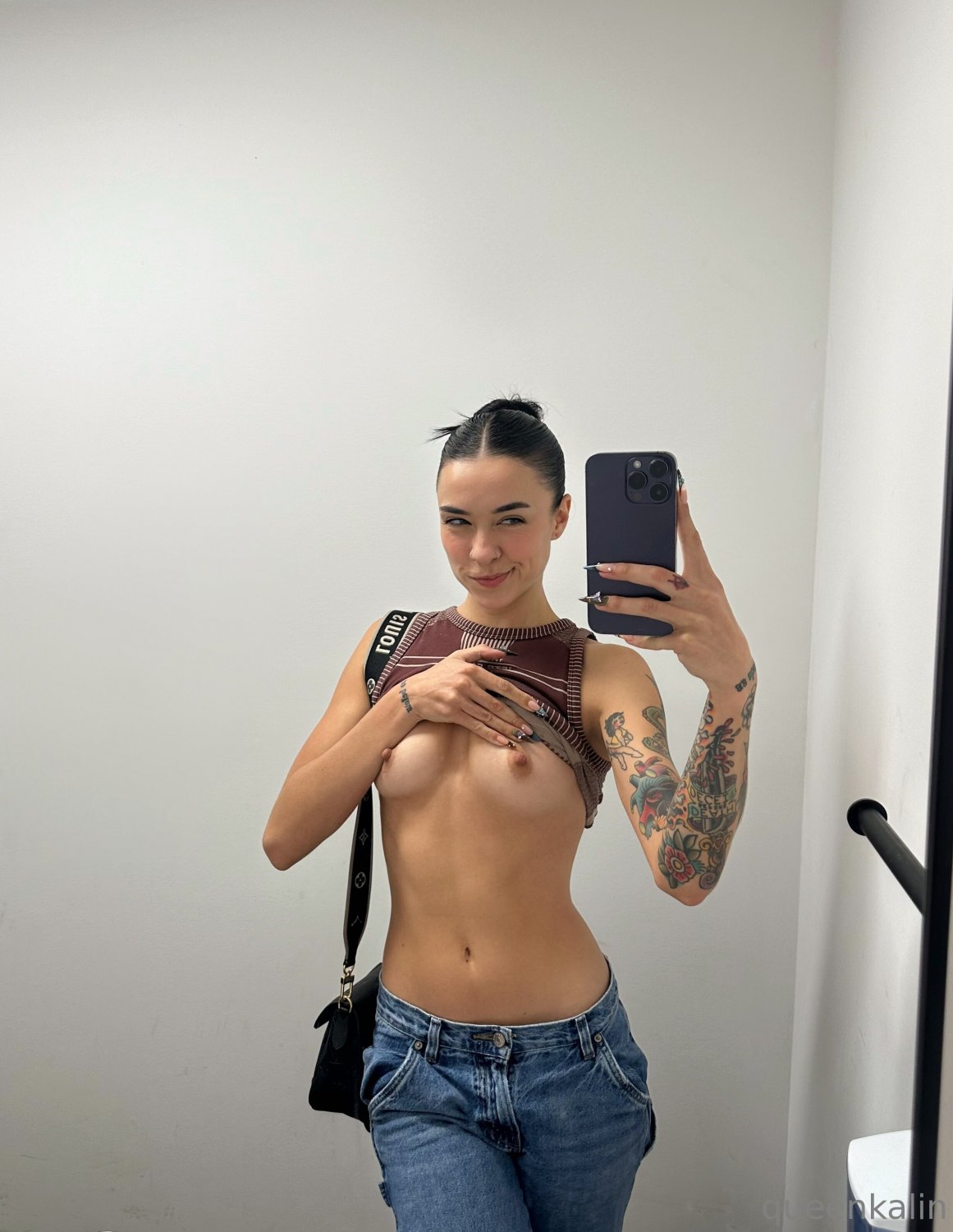Una sexy teenager dal corpo perfetto mostra le sue abilità 8