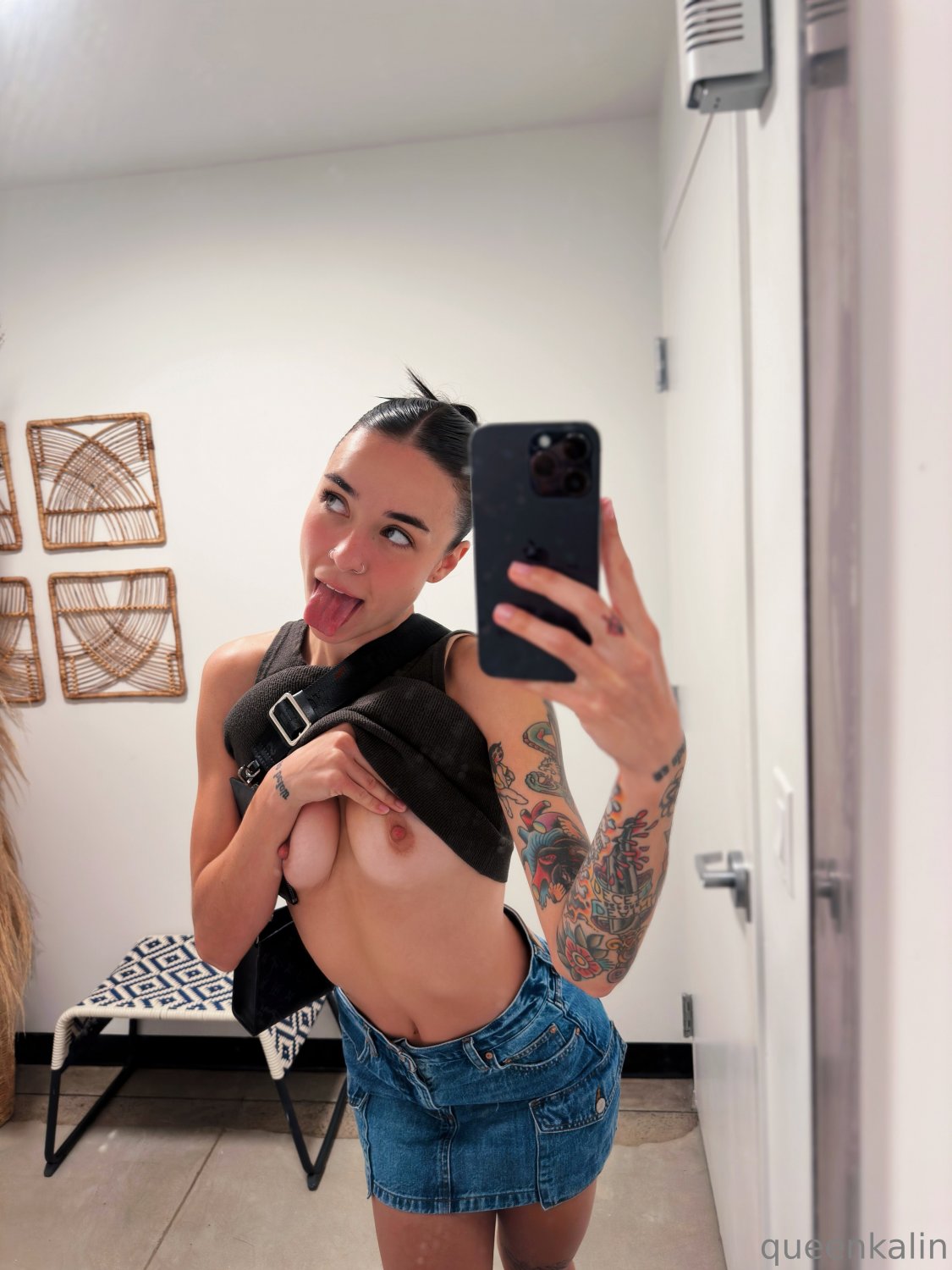 Una sexy teenager dal corpo perfetto mostra le sue abilità 9
