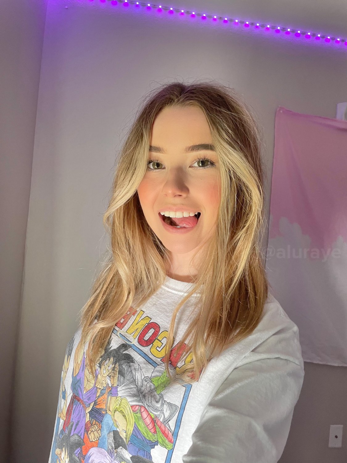 blond ślicznotka i jej BF 3