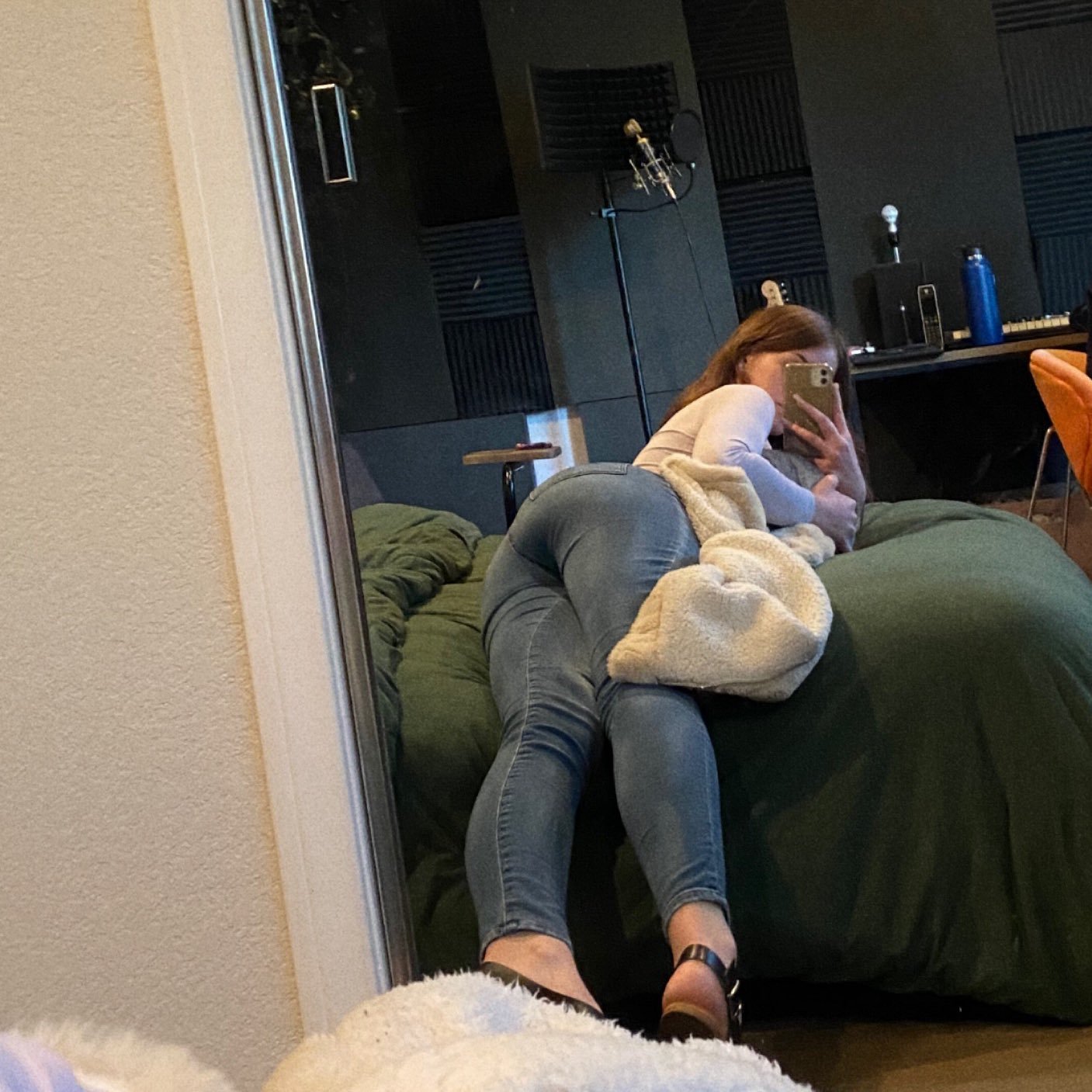 Sexy Babe Shares Selfies And Hardcore Interracial Fun 4