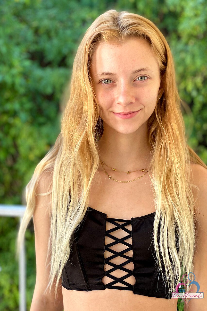 Riley Star Młoda blondynka 4