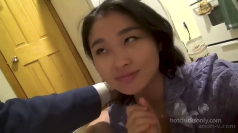 ragazza asiatica succhia le palle del suo BF 2